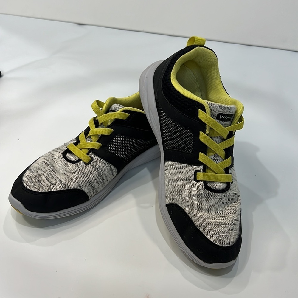 Vionic “Malta” sneaker size 9.5
